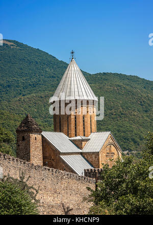 Georgia. Festung ananuri ist auf der Straße in der Nähe des georgischen Militärs zhinval Wasserbehälter befindet. Stockfoto