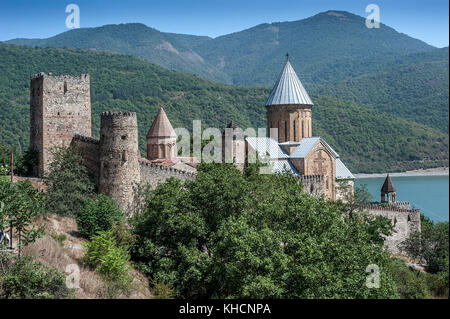 Georgia. Festung ananuri ist auf der Straße in der Nähe des georgischen Militärs zhinval Wasserbehälter befindet. Stockfoto