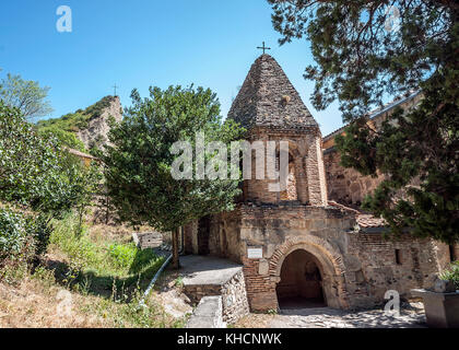 Georgien, die Nachbarschaft von mtskheta. Die Klosteranlage von shio shio-mgvime (Höhle). Kirche von St. Johannes der Täufer der sechsten Jahrhundert. Stockfoto