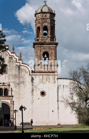 Die Fassade des Tempels der Einsamkeit und des alten indischen Krankenhauses in Tzintzuntzan, Michoacan, Mexiko. Stockfoto