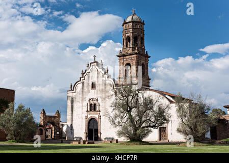 Die Fassade des Tempels der Einsamkeit und des alten indischen Krankenhauses in Tzintzuntzan, Michoacan, Mexiko. Stockfoto