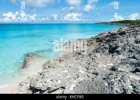 Die felsige Landschaft der unbewohnten Insel Half Moon Cay (Bahamas). Stockfoto