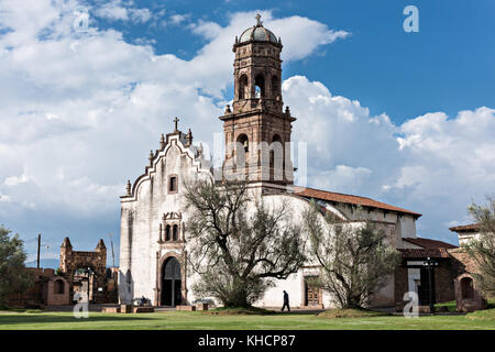 Die Fassade des Tempels der Einsamkeit und des alten indischen Krankenhauses in Tzintzuntzan, Michoacan, Mexiko. Stockfoto