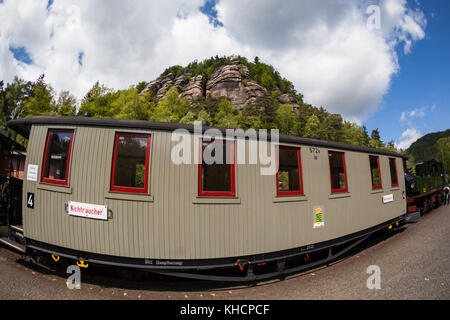 Blick über die Schmalspurbahn zum Berg des Klosters Oybin Stockfoto