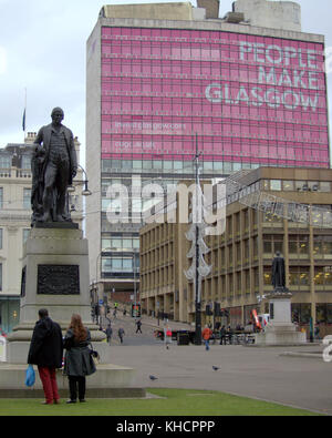 Touristen vor der Robert Burns Statue auf dem George Square Glasgow Glasgow machen Stockfoto