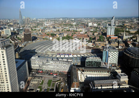 Waterloo Station (Mitte) und der SHARD (links) vom London Eye aus gesehen. Stockfoto