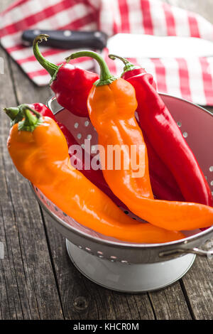 Orange und rote Paprika in Sieb. Stockfoto