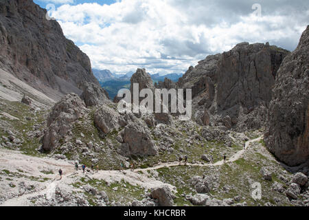 Kalksteinsäulen und Felsformationen auf dem Weg zwischen den Grödner Joch und der Kopf des Val de Chedal Wolkenstein Gröden Dolomiten Italien Stockfoto