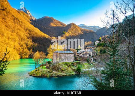 Isola Santa, mittelalterlichen Dorf, Kirche, den See und die Apuanischen Berge. Garfagnana, Toskana, Italien Europa Stockfoto