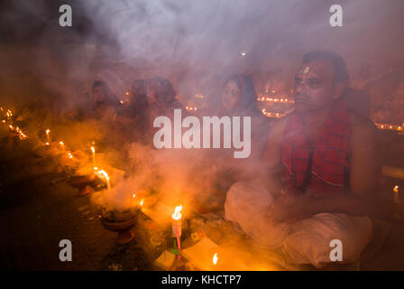 Dhaka, Bangladesch. 14 Nov, 2017. devotees Gebet mit Räucherstäbchen und leichte Öl-Lampen vor dem Fasten während ein religiöses Fest in barodi upobash rakher genannt, in der Nähe von Dhaka, Bangladesch am 14. November 2017. Credit: azim khan Ronnie/Pacific Press/alamy Leben Nachrichten teilnehmen Stockfoto