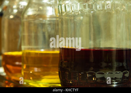 Wasser in drei Klassen farbige Stockfoto