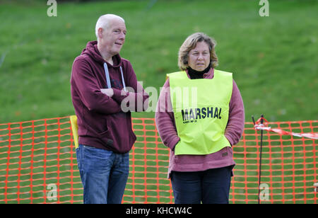 Race Marshals zu einem cross country running Event, Staffordshire, England Stockfoto