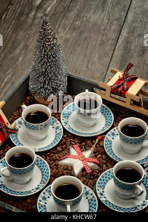 Becher mit Kaffee, pattern Design Konzept - Tassen Kaffee auf Holz- Fach- und Weihnachtsdekorationen. Stockfoto