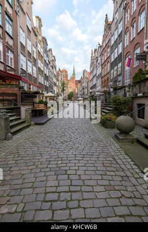 Ansicht der alten Gebäude auf der leeren st.maria Straße (ul. mariacka) und st.Maria Kirche am Hauptplatz der Stadt (Altstadt) in Danzig, Polen, an einem sonnigen Tag. Stockfoto