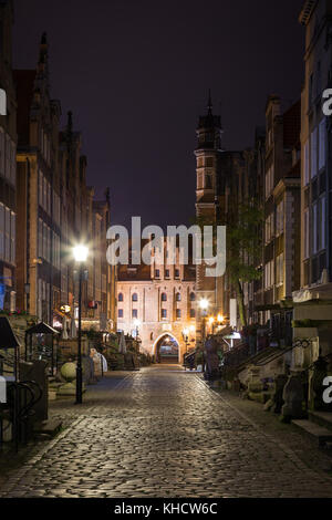 Ansicht der alten Gebäude auf der leeren st.maria Straße (ul. mariacka) und st.maria Tor (brama mariacka) an der Stadt (Altstadt) in Danzig bei Nacht. Stockfoto