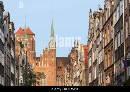 Blick auf st.Maria Kirche und alten Gebäuden auf dem st.maria Straße (ul. mariacka) bei der Stadt (Altstadt) in Danzig, Polen, am Morgen. Stockfoto