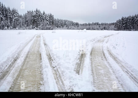 Ein paar snowmobile Spuren auf dem zugefrorenen See Stockfoto