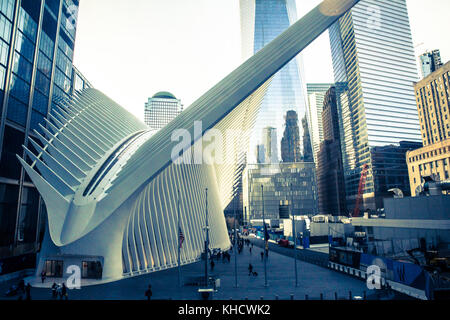 New York City - November 11, 2017: Blick auf das World Trade Center in Manhattan mit Oculus und Gebäuden im Blick. Stockfoto