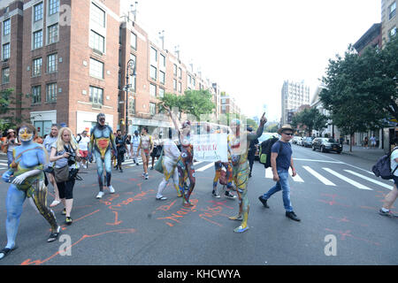 NEW YORK, NY - 22. JULI: Bodypainting Day NYC im Washington Square Park am 22. Juli 2017 in New York City. Personen: Karosserieanstrich Getriebe Ref.: FLXX Stockfoto