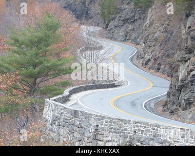 Kurvenreiche Straße in der Nähe von Port Jervis ny, kopiert die Mäander des Delaware River Stockfoto