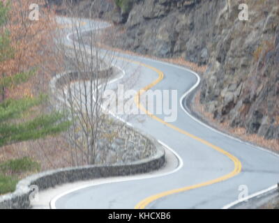 Kurvenreiche Straße in der Nähe von Port Jervis, NY Stockfoto