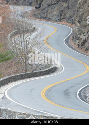 Kurvenreiche Straße in der Nähe von Port Jervis ny, kopiert die Mäander des Delaware River Stockfoto