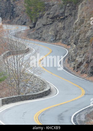 Kurvenreiche Straße in der Nähe von Port Jervis, NY Stockfoto