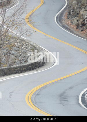 Kurvenreiche Straße in der Nähe von Port Jervis ny, kopiert die Mäander des Delaware River Stockfoto