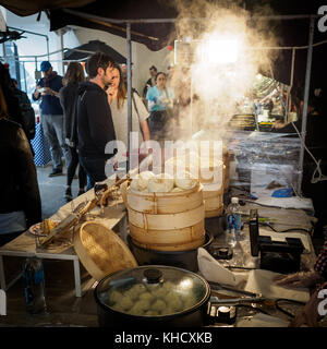 Asiatische Street Food in Brick Lane Market Stall. London 2017.. Quadratischen Format. Stockfoto