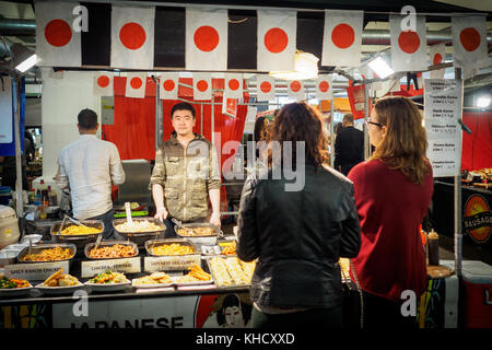 Japanische Street Food in Brick Lane Market Stall. London 2017. Querformat. Stockfoto