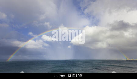 Schöne Doppelzimmer Regenbogen über Meer Wasser mit Sturm, Wolken im Himmel Stockfoto