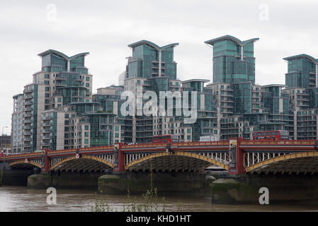 Der Vauxhall Bridge und Wolkenkratzer in London Stockfoto