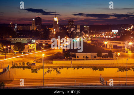 Sonnenuntergang in Downtown Akron. Akron, Ohio, USA. Stockfoto