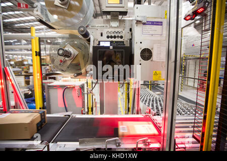 Postautomat im Amazon Versandzentrum in Peterborough, Cambridgeshire, am Mittwoch, 15. November, Vorbereitung auf den Schwarzen Freitag. Die Mitarbeiter bei Amazon bereiten sich auf den geschäftigsten Black Friday vor, der seit 10 Tagen am Freitag 17 stattfindet. Die Arbeiter im Peterborough Fulfillment Center in Cambridgeshire bereiten sich auf eine hektische Festzeit des Kommissionierens und Packens vor, in der Millionen Briten vor Weihnachten die zeitlich begrenzten Angebote abschließen werden. Amazon bietet Angebote für Tausende von Geschenken, mit dem Black Friday Shop geöffnet bis Sonntag, 26. November. Stockfoto