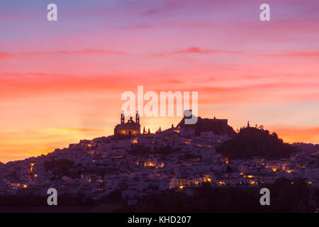 Olvera Panorama bei Sonnenuntergang. Olvera, Andalusien, Spanien. Stockfoto