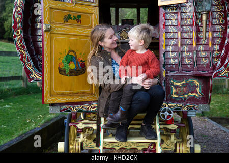 Frau und Sohn im Eingang des traditionellen Gypsy Caravan sitzen Stockfoto