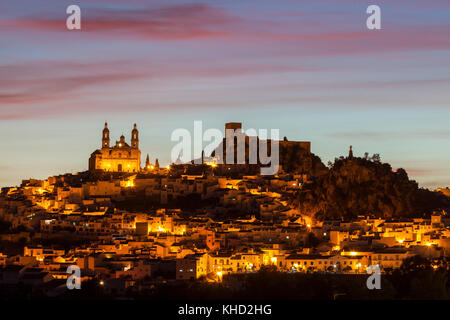 Olvera Schloss und Pfarrkirche Unserer Lieben Frau von der Menschwerdung. Olvera, Andalusien, Spanien. Stockfoto