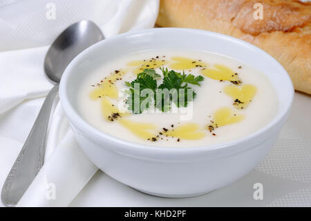 Eine Schüssel mit weißen Bohnen Suppe pürieren mit pikanter Butter und Gewürze, Kräuter Stockfoto