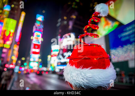 Santa Hut mit bunten Weihnachtslichter im Times Square, New York City Stockfoto