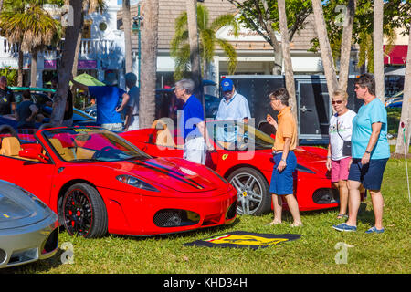 Der ferrari Owners Club - Florida Region Auto Show im Kreis Park von St. Armands Circle Sarasota Florida Stockfoto