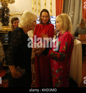 Die Herzogin von Cornwall spricht mit der Schauspielerin Susan Hampshire (rechts), als sie zur Unterstützung der National Osteoporose Society an der Bruce Oldfield Fashion Show im Lancaster House in London teilnimmt. Stockfoto