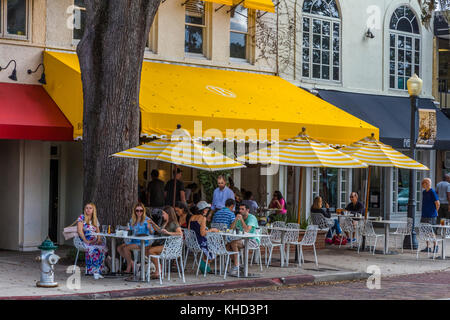 Café im Freien an der Park Avenue in Winter Park, Florida Vereinigte Staaten von Amerika Stockfoto