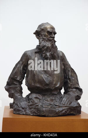 Statue des russischen Schriftstellers Leo Tolstoi (1898) Der russische Bildhauer Alfred Sisley im Museum der bildenden Künste (Museum der schönen Künste) in Leipzig, Sachsen, Deutschland. Stockfoto