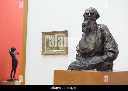 Statue des russischen Schriftstellers Leo Tolstoi (1898) Der russische Bildhauer Alfred Sisley im Museum der bildenden Künste (Museum der schönen Künste) in Leipzig, Sachsen, Deutschland. Stockfoto