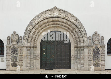 Portal der Russische Gedächtniskirche in Leipzig, Sachsen, Deutschland geschnitzt. Zwei Gedenktafeln in Deutsch und Russisch zu 22.000 Soldaten der russischen Armee in den Kampf der Nationen im Jahr 1813 gefallenen gewidmet sind auf jeder Seite des Portals gesehen. Die russische Gedächtniskirche gewidmet dem hl. Alexius von Moskau wurde von russischen Architekten Wladimir Pokrowski entworfen und im Jahre 1913 das 100-jährige Jubiläum der "Kampf der Nationen" zu gedenken. Stockfoto