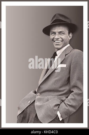 FRANK SINATRA INFORMELLES PORTRÄT 50er Jahre Toned RGB schwarz-weiß Francis Albert Sinatra 12. Dezember 1915 – 14. Mai 1998 war ein amerikanischer Sänger, Schauspieler und Produzent, der zu den beliebtesten und einflussreichsten Musikkünstlern des 20. Jahrhunderts gehörte. Er ist einer der meistverkauften Musikkünstler aller Zeiten und hat weltweit mehr als 150 Millionen Platten verkauft. Sinatra wurde in Hoboken, New Jersey, als Sohn italienischer Einwanderer geboren und begann seine musikalische Karriere in der Swing-Ära mit den Bandleadern Harry James und Tommy Dorsey. Stockfoto