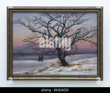 Gemälde "Winterlandschaft mit einem Baum und zwei Wanderer" (1822) von Norwegischen romantische Landschaft Maler Johan Christian Dahl im Museum der bildenden Künste (Museum der schönen Künste) in Leipzig, Sachsen, Deutschland. Stockfoto