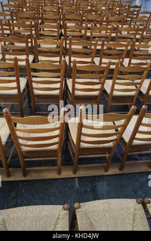 So viele Stühle aus Holz in der öffentlichen Platz vor der Veranstaltung Stockfoto