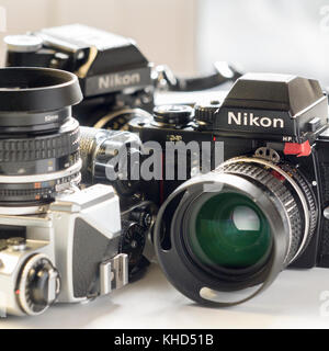 Nikon FE, Nikon FE und Nikon F3 Single Lens Reflex 35mm Film Kamera, Nikon ist japanische Unternehmen und wurde 1917 gegründet. Stockfoto