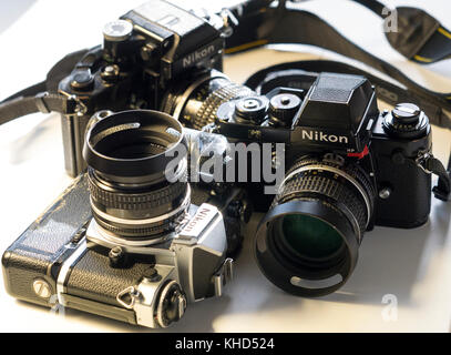 Nikon FE, Nikon FE und Nikon F3 Single Lens Reflex 35mm Film Kamera, Nikon ist japanische Unternehmen und wurde 1917 gegründet. Stockfoto